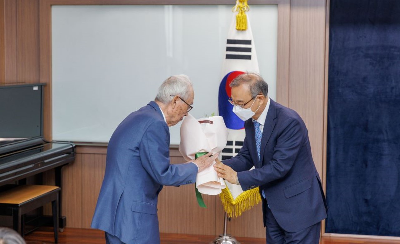 김완진 서울대 명예교수, 조선시대 한글소설 『빙빙전』 한국학중앙연구원에 기증