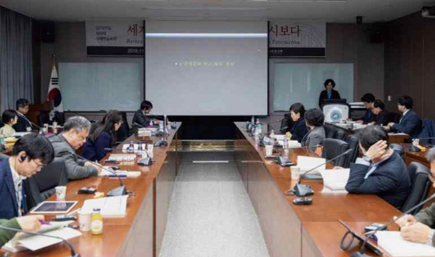 학술대회 참여자들이 회의실에서 토론하는 모습
