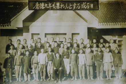 1942년(강덕9년) 중국 흑룡강성 오상현 공립대동국민우급학교 졸업 기념