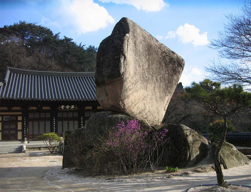 해인사 백련암의 불면석, 성철사상연구원 제공