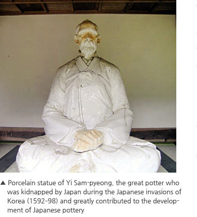 Photo-Porcelain statue of Yi Sam-pyeong