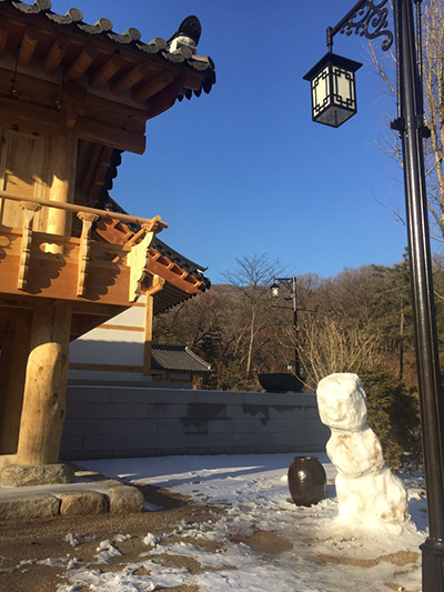 한옥 청계학당을 지키는 보안담당 눈사람 입니다.