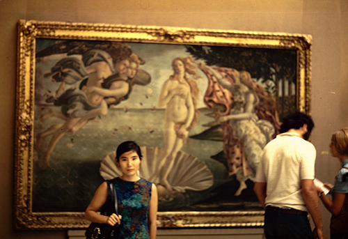 1971년 여름 Florence의 Uffizi Gallery에서 〈비너스의 탄생〉 앞